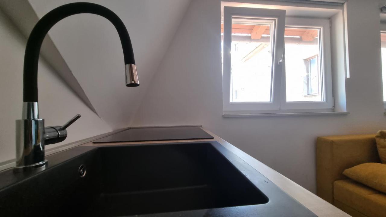 Steep-Climb Attic Studio W Floor Heating, Two Beds & 55" Tv Apartamento Zagreb Exterior foto